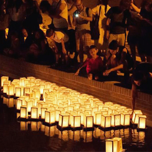 Il Sole di Hiroshima. Lanterne galleggianti per la pace e per l’ambiente Anche per il 2013 l'evento Il Sole di Hiroshima, organizzato da Nipponica, ricorderà l'olocausto atomico del 1945 e raccoglierà fondi da destinare alla beneficenza.
