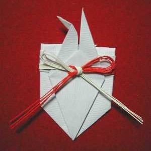Mentre alla corte imperiale e tra i nobili si avvolgevano i doni in stoffa, le classi Samurai usavano le carte legando con Mizuhiki (fili di carta). La forma che si dava al pacchetto piegando rappresentava i doni, vedendola si potevano capire i contenuti.
