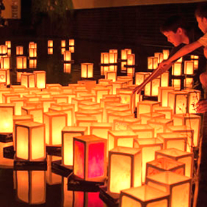 resize (2)Il Sole di Hiroshima. Cerimonia delle lanterne galleggianti
Bologna, 6 agosto 2015
cerimonia delle lanterne, spettacolo, cibo giapponese e solidarietà